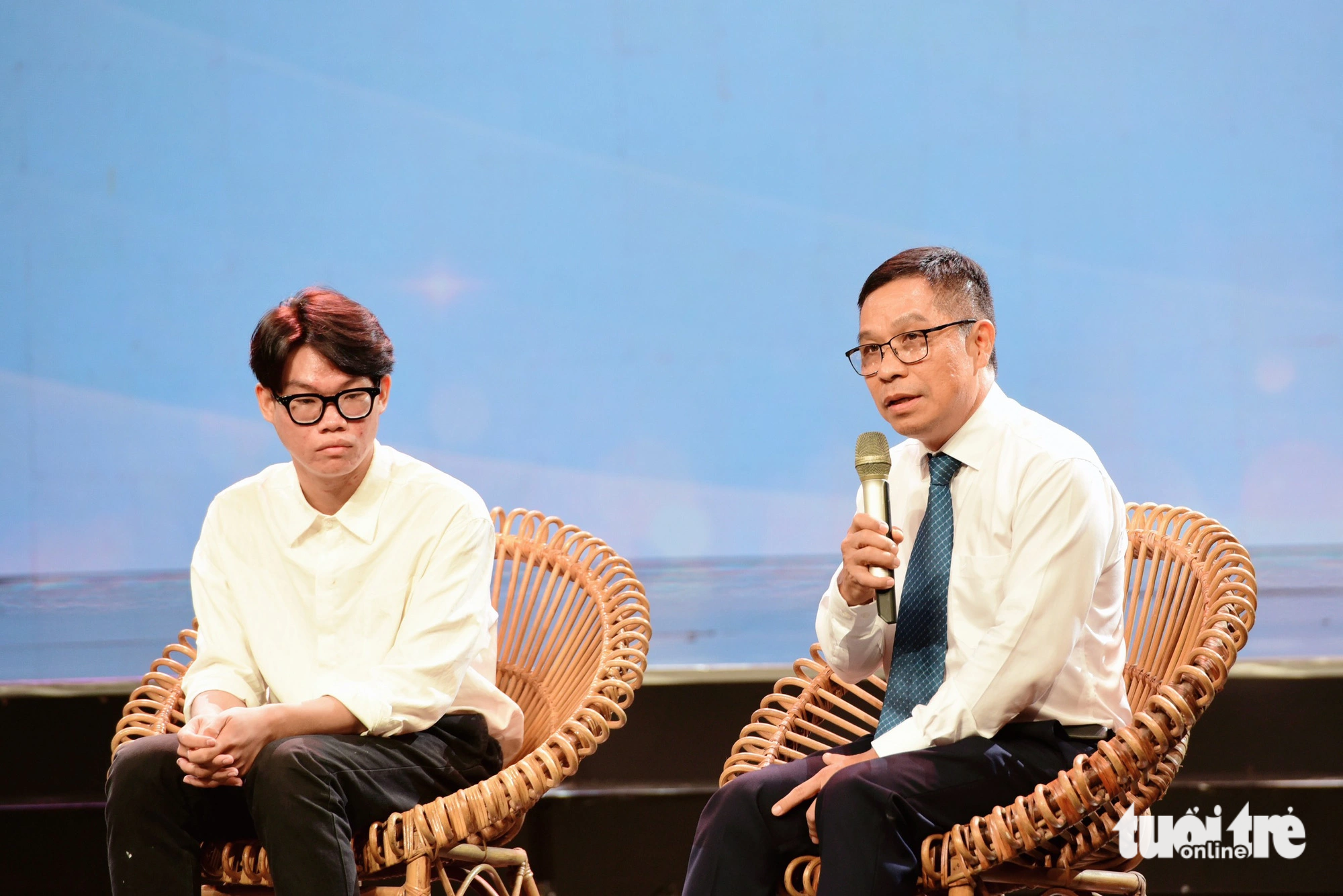 Ông Lê Nguyễn Minh Quang chia sẻ tại buổi giao lưu trong chương trình Tiếp sức đến trường tối 21-11- Ảnh: DUYÊN PHAN