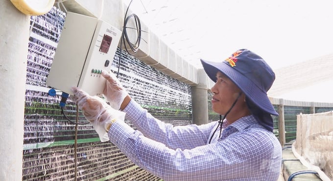 Hiện nay, việc cho tôm ăn rất dễ dàng, bà con nông dân có thể điều khiển bằng công tắt hoặc phần mềm được cài sẵn trên điện thoại di động. Ảnh: Kim Anh.
