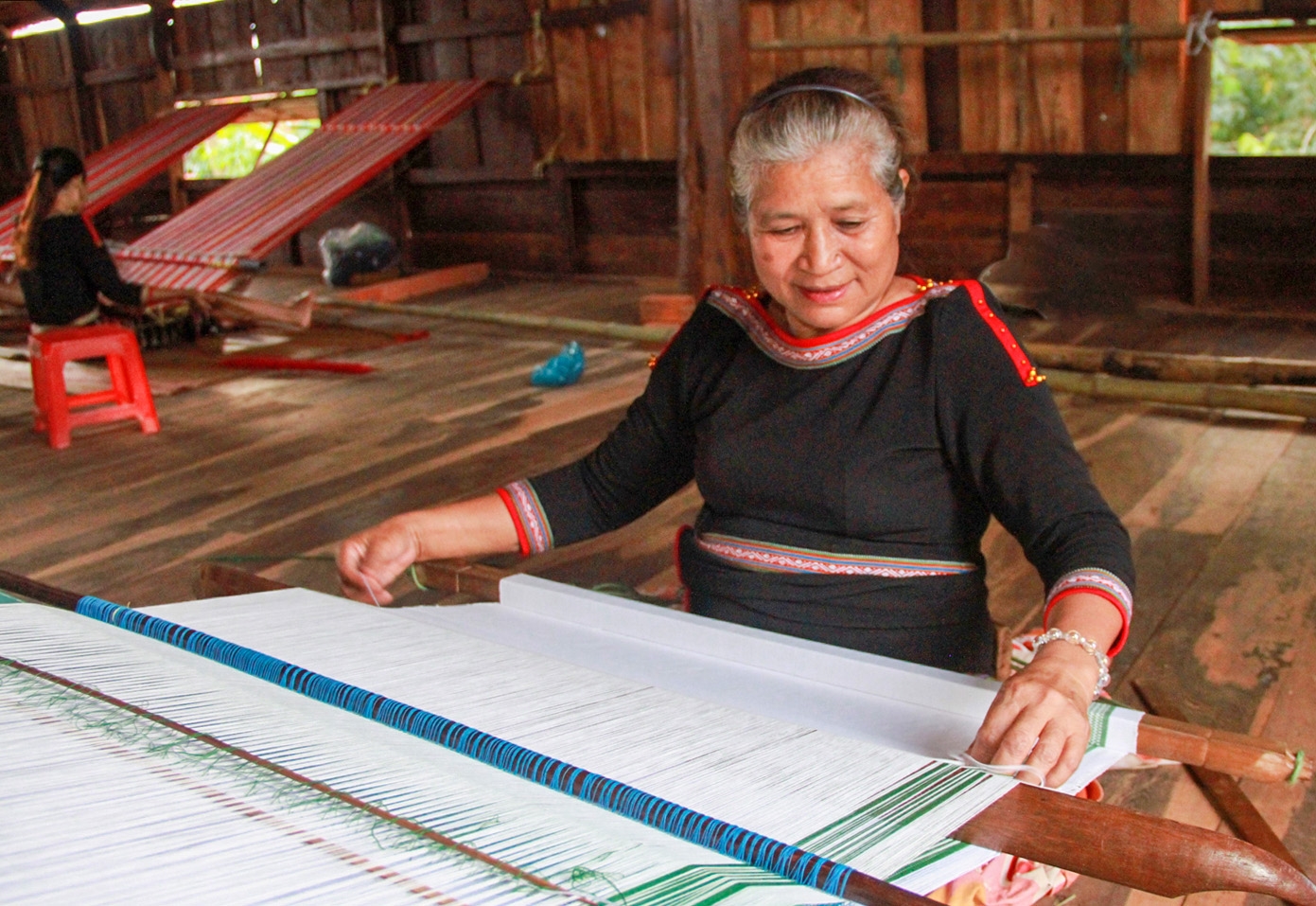 Tham gia Tổ hợp tác dệt thổ cẩm bà H’Rưm Hmok có nguồn thu trang trải cuộc sống
