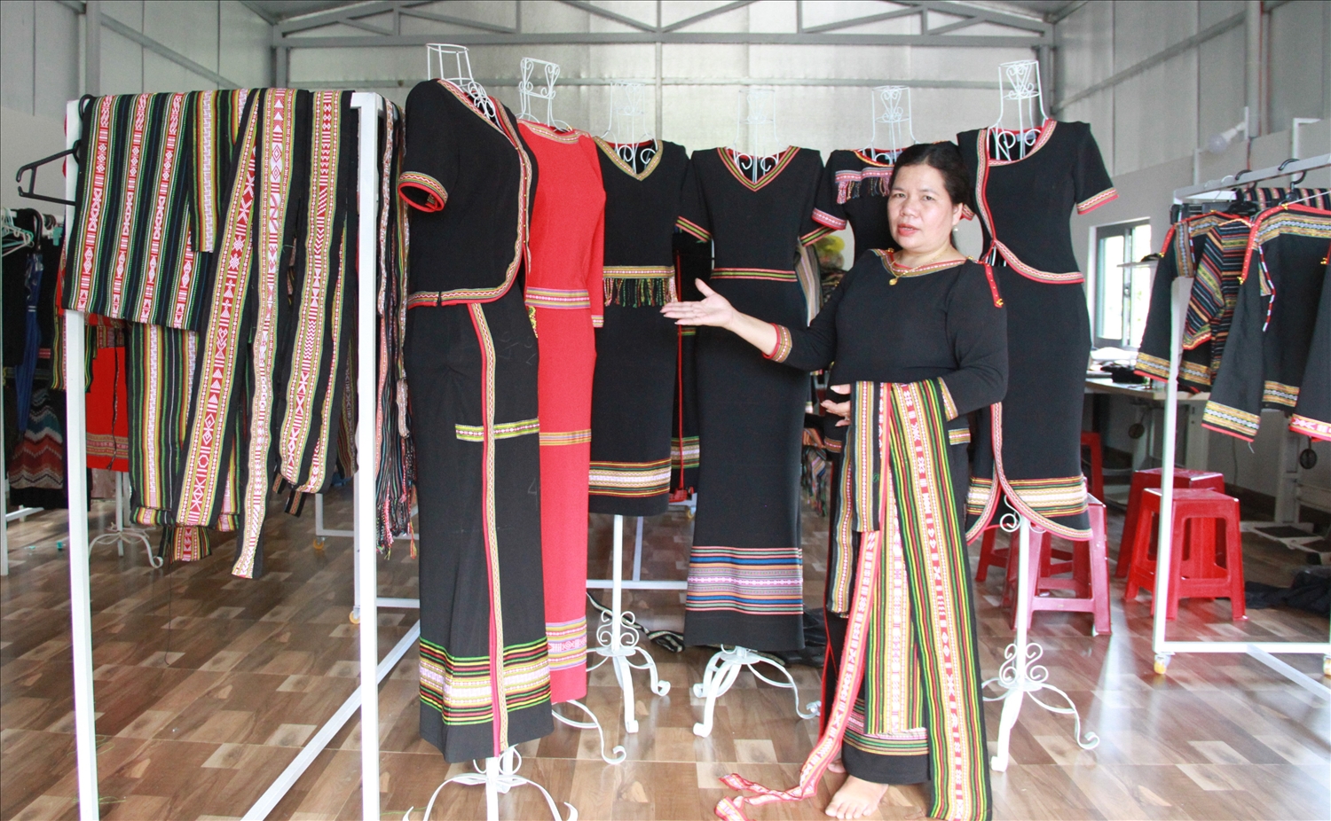 Bà H’Ler Êban đưa trang phục thổ cẩm cách tân đến nhiều khách hàng trong và ngoài nước