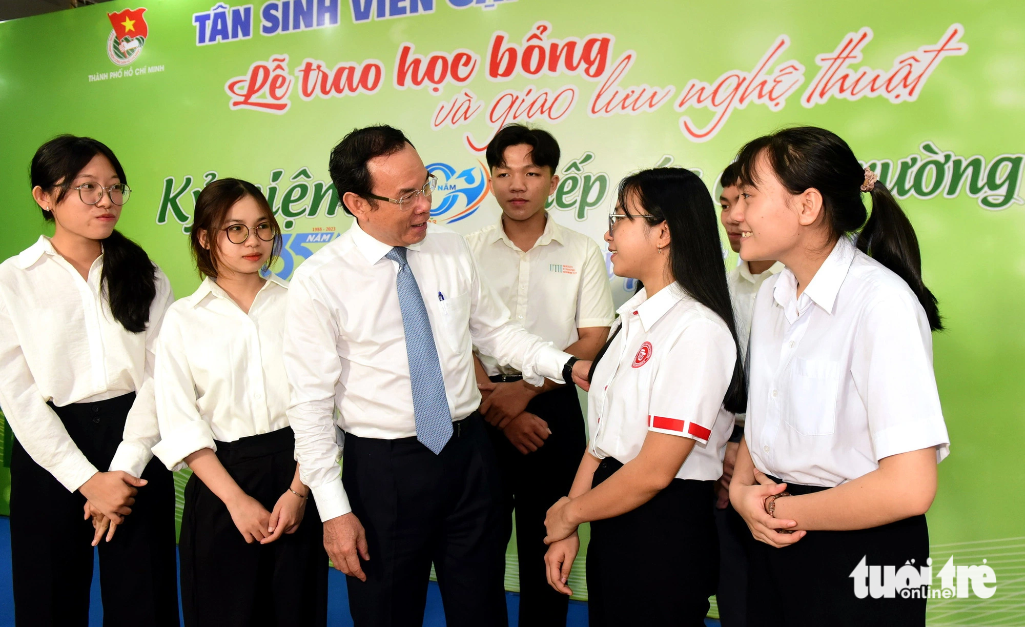 Bí thư Thành ủy TP.HCM Nguyễn Văn Nên trao đổi với các bạn tân sinh viên vượt khó tối 21-11 - Ảnh: DUYÊN PHAN