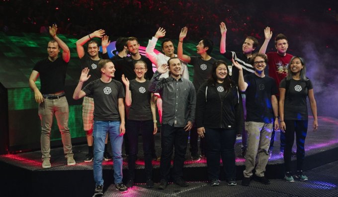 Nhân viên OpenAI và một số game thủ tại một sự kiện của công ty năm 2019. Ảnh: OpenAI