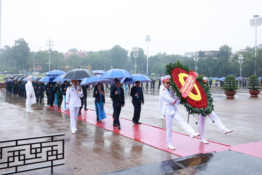 Đại biểu dự Đại hội Công đoàn Việt Nam lần thứ XIII vào Lăng viếng Chủ tịch Hồ Chí Minh.