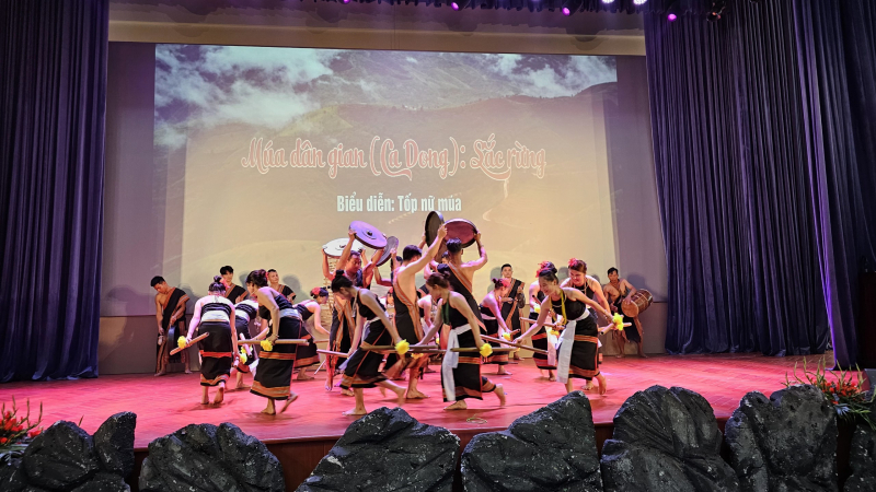 500 nghệ nhân các dân tộc tham gia Ngày hội trình diễn cây Nêu -0